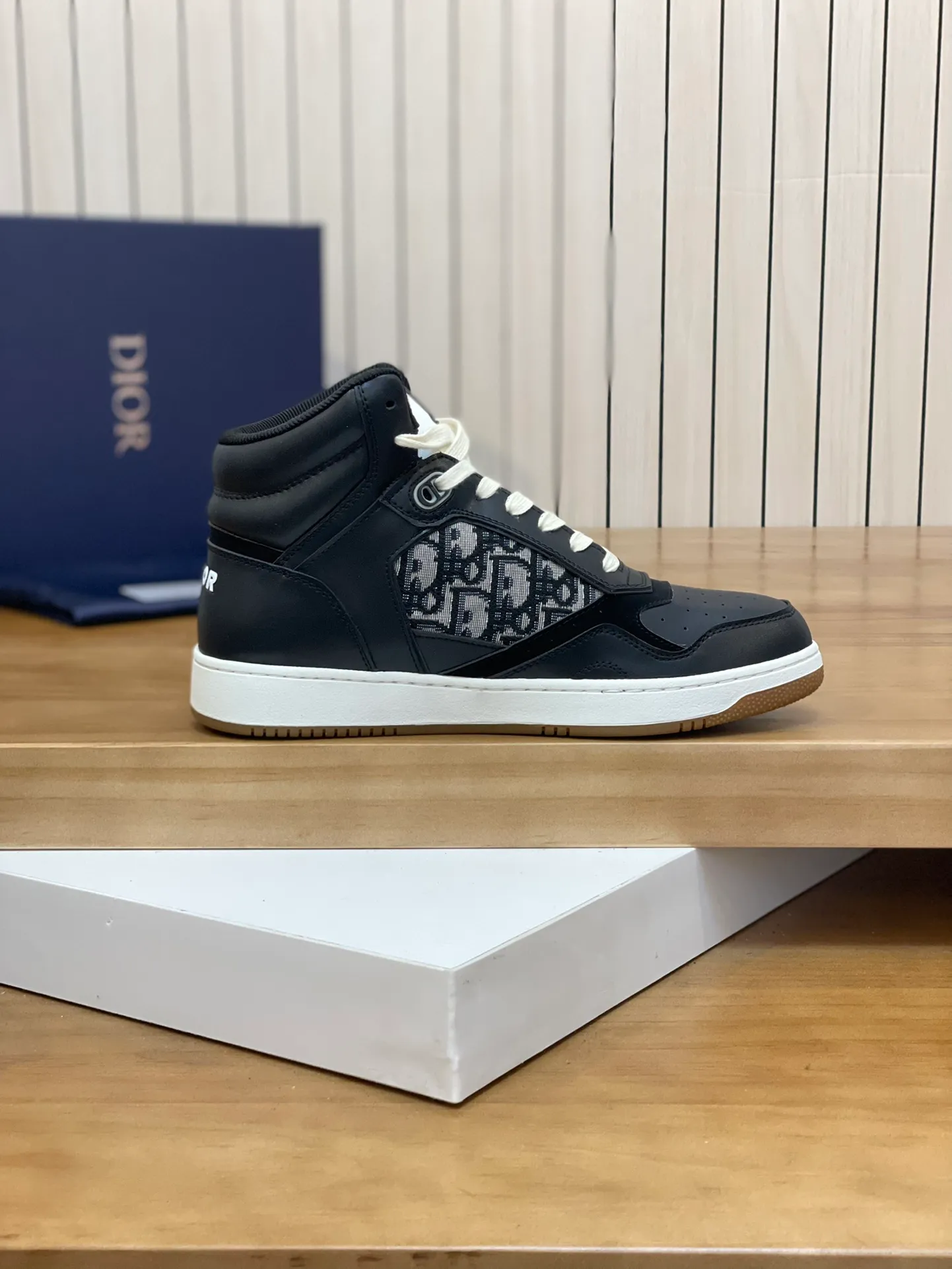 Men's shoes: 💰P460¥ Product trademark: Dior* "Dior*" high-top casual shoes Regular size: 38-44 (can be customized to 45.46) Product materials: Upper imported cowhide stitched with original fabric, breathable lining, original outsole. Number: 1006